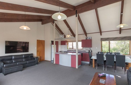 Wanaka Cottage | Haven by The Lake - Wanaka Holiday Home