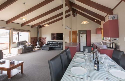 Wanaka Cottage | Haven by The Lake - Wanaka Holiday Home