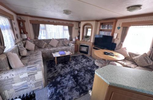 Mablethorpe Resort | Haven Golden Sands Immaculate 3 Bedroom Pet and Autism Friendly 6 Berth Caravan with Large Gated Veranda