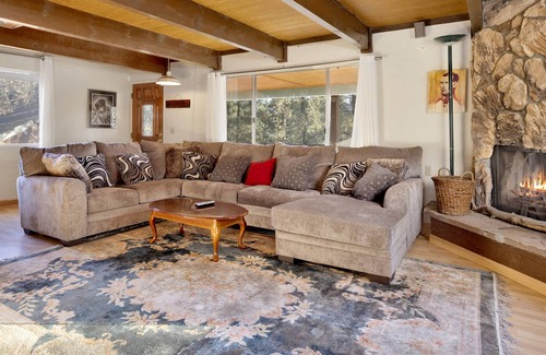 Whispering Forest Ski Chalet | Haven Hideaway- Cozy Log Cabin- Hot Tub- Games
