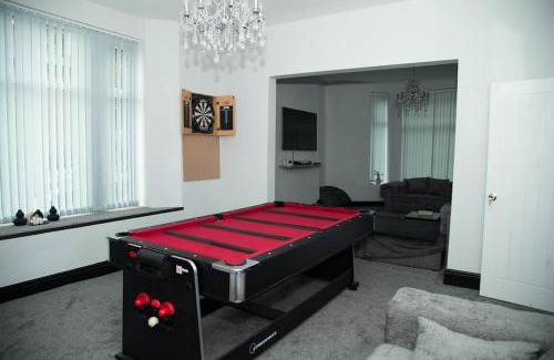 Oldham House | Haven Hideout 4 Bed With Sauna, Cinema & Gym
