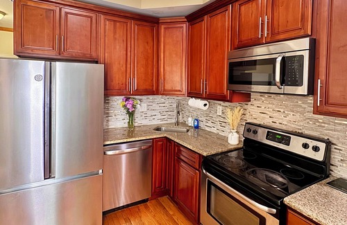 North Philadelphia West Apartment | Haven of Rest: 3BR 2BA Central AC & Patio 10 mins Ctr. City 15 mins Nvy Yrd