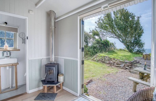St Ishmaels Apartment | Haven View - 1 Bed Shepherds Hut - St Ishmael's