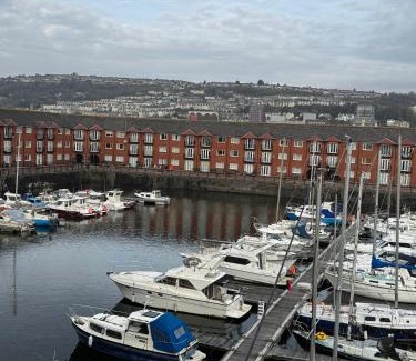 Castle Apartment | Havilah House- Stunning 2-Bed Apartment by the Beach and Swansea Marina