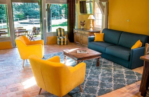 Fort-Moville Villa | Havre de Paix en Bord de Rivière Avec Tennis