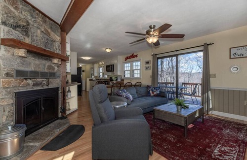 Deep Gap Cabin | Hawk Ridge Haven | Sleeps 4 | Hiking | Fishing |Community Pool|FIBER Wifi