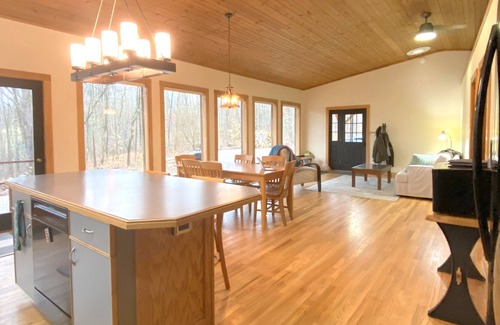 Athens House | Hawk Ridge Retreat - Athens County getaway