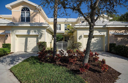 Naples House | HAWK'S NEST 202 - Luxurious Remodeled Fiddler's Creek Coach Home