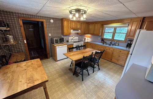 Cavendish House | Hawks Mountain Village Retreat - 10 min. to Okemo!