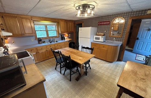 Cavendish House | Hawks Mountain Village Retreat - 10 min. to Okemo!