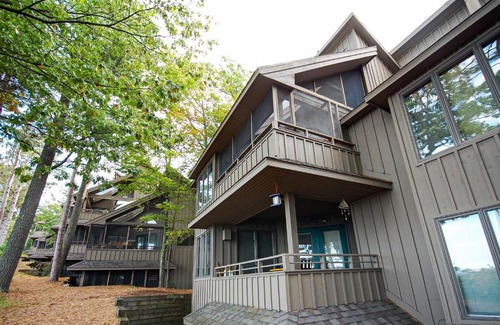Maple City Hotel | Hawks Nest 58