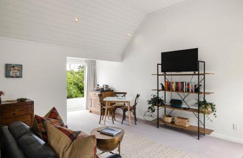 Tamahere House | Hawthorn Cottage - Deluxe Private Guesthouse