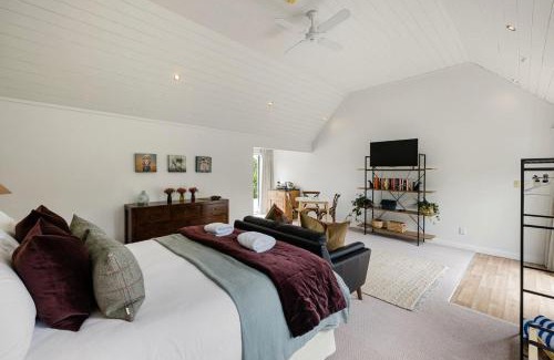Tamahere House | Hawthorn Cottage - Deluxe Private Guesthouse