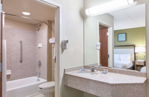 Midwest City Hotel | Hawthorn Suites by Wyndham Midwest City Tinker AFB