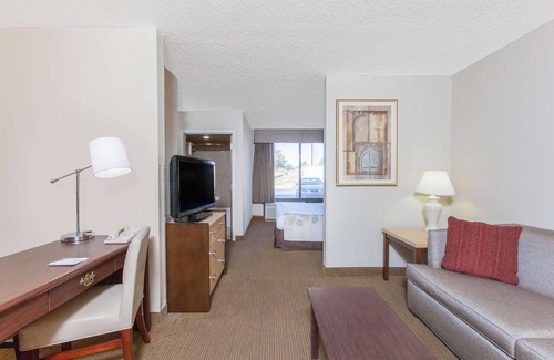 Midwest City Hotel | Hawthorn Suites by Wyndham Midwest City Tinker AFB