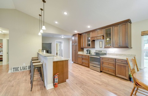 Putnam Hall House | Hawthorne Vacation Rental w/Access to Cue Lake