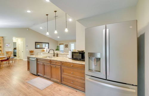 Putnam Hall House | Hawthorne Vacation Rental w/Access to Cue Lake