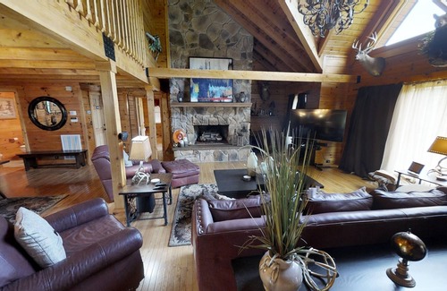 Snowshoe House | Hawthorne Valley #30 - Luxurious Privacy for large groups! by RedAwning