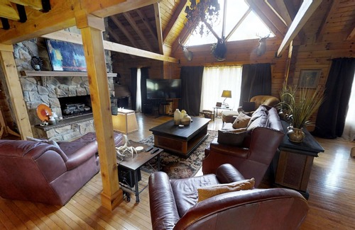 Snowshoe House | Hawthorne Valley #30 - Luxurious Privacy for large groups! by RedAwning