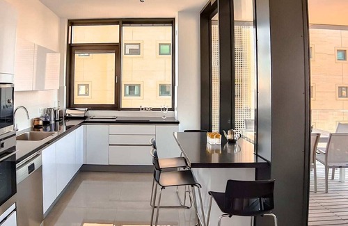 Kerem HaTeimanim Apartment | HaYarkon Diamant - Two Bedroom Apartment, Sleeps 5