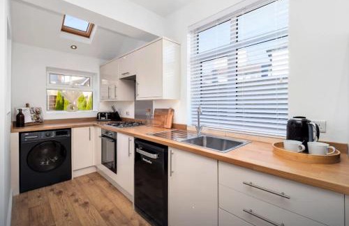 Stoke-on-Trent House | Haydon House by Truestays - NEW 4 Bedroom House in Stoke-on-Trent