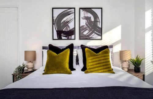 Stoke-on-Trent House | Haydon House by Truestays - NEW 4 Bedroom House in Stoke-on-Trent