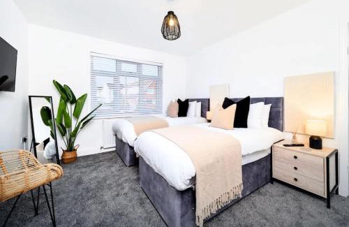 Stoke-on-Trent House | Haydon House by Truestays - NEW 4 Bedroom House in Stoke-on-Trent