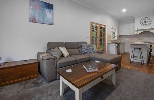 North Wagga Wagga House | Hayes Corner Cottage - Short Drive to CBD, Private