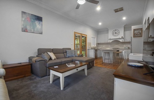 North Wagga Wagga House | Hayes Corner Cottage - Short Drive to CBD, Private