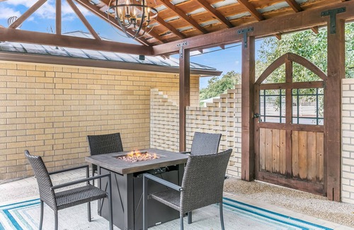 Fredericksburg House | Hazel Haus | 2/2 King Beds | Gas Fire Pit | Private Hot Tub