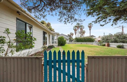 Goolwa Beach House | Hazel House, 2 Hazel St, Goolwa Beach