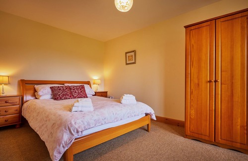 Blairgowrie Cottage | HAZEL LODGE, pet friendly, with open fire in Alyth