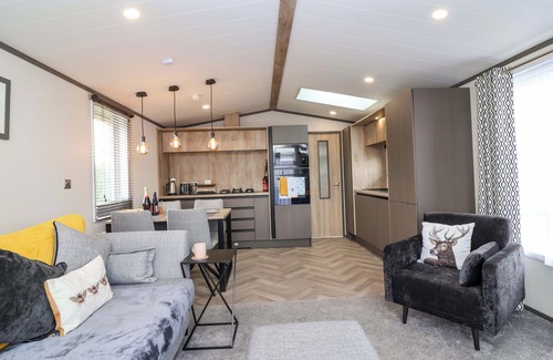 Chipping Norton Cottage | HAZELNUT LODGE, pet friendly, with a garden in Chipping Norton