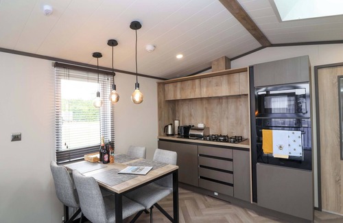 Chipping Norton Cottage | HAZELNUT LODGE, pet friendly, with a garden in Chipping Norton