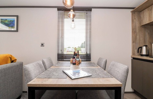 Chipping Norton Cottage | HAZELNUT LODGE, pet friendly, with a garden in Chipping Norton