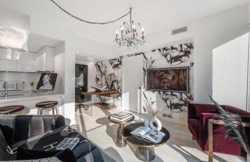 Bloor-Yorkville Apartment | Hazelton Suites - Yorkville - Indoor Pool & Hot Tub