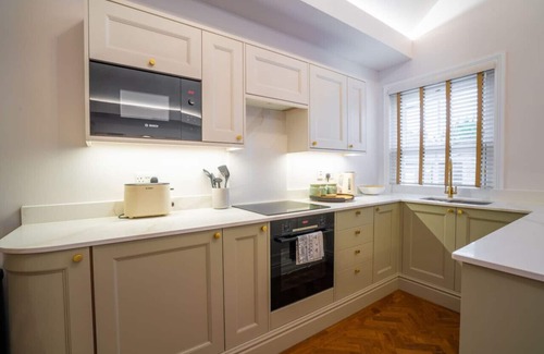 Crawley Apartment | Hazelwick Apartment Is a wonderfuk 2 bedroom Apartment in Crawley with street parking