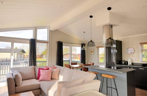 Combpyne Cottage | HAZELWOOD 4 @ PINEWOOD RETREAT, family friendly in Lyme Regis