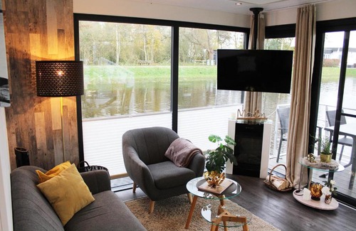 Bad Bederkesa Boat Rental | HB 5 - Hausboot Bad Bederkesa