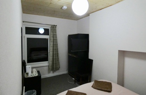 Abercwmboi House | HBH-Rose Room for Bike Park Wales & Brecons