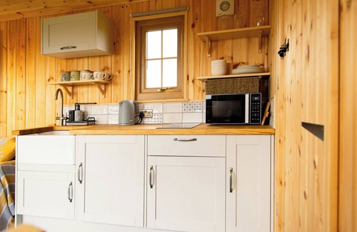 Pentrefelin Cottage | HEAD FOR THE HILLS GLAMPING - SKYLARK SHEPHERD'S HUT in Llandeilo