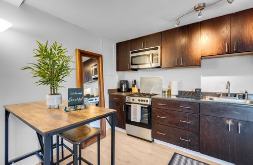 Geyserville House | Healdsburg Studio - Vineyard Views!