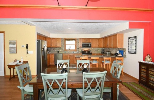 Berkeley Springs House | Healing House - fireplace, wifi, 2 kings, furnished den, screen porch, pool access