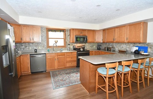 Berkeley Springs House | Healing House - fireplace, wifi, 2 kings, furnished den, screen porch, pool access