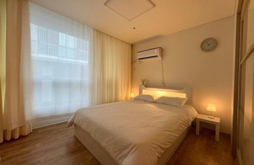 Jongno Apartment | Healing stay just 3 minutes on foot from Gwanghwamun, within walking distance to Myeongdong, Gyeongbokgung, and Insadong
