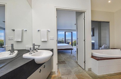 Port Fairy House | Hearns Beachside Villa 4