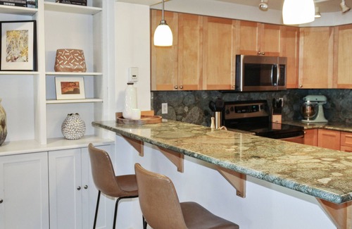 Old Ballard House | Heart of Ballard 2-bed condo, the feel of New York Brownstone w/ a Seattle twist