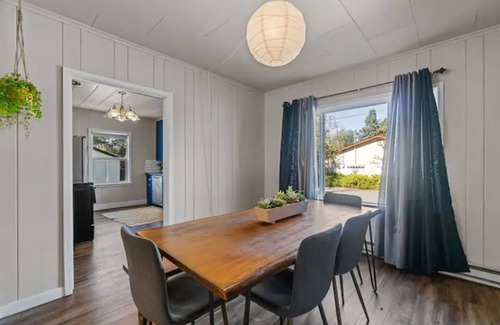 Bend House | Heart of Bend-Walkable, Ping Pong, Billards