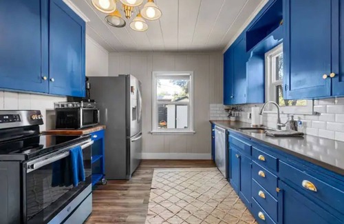 Bend House | Heart of Bend-Walkable, Ping Pong, Billards