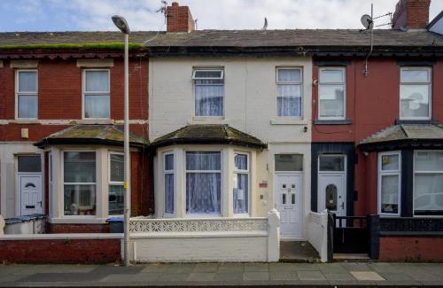 North Shore House | Heart of Blackpool - Sleeps 10 - Parking